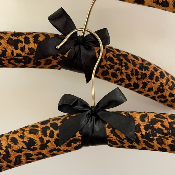 Set of six leopard print padded foam hangers - Picture 3 of 3